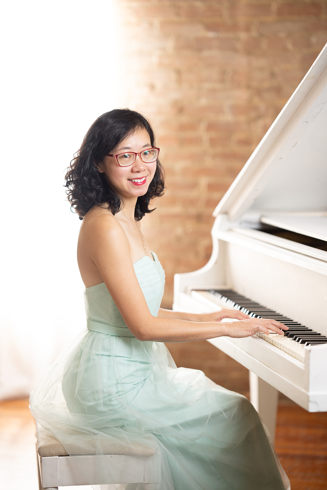Dr. Yiyi Gao at the piano